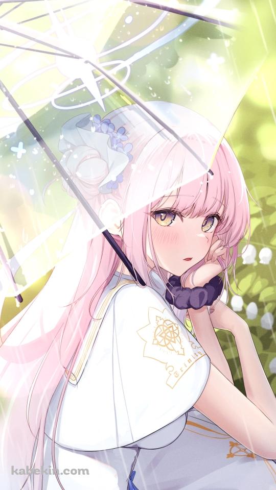 雨の中、ビニール傘をさしてスズランを見る聖園ミカ / ブルアカ / ブルーアーカイブのAndroidの壁紙(540px x 960px) スマホ用