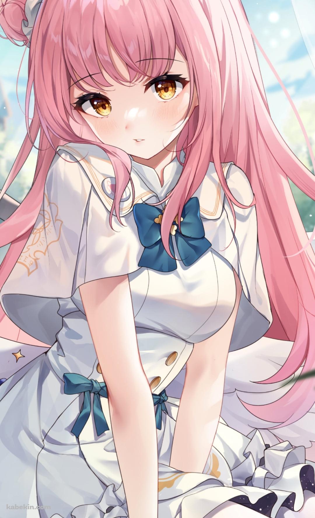 窓際の椅子に座る聖園ミカ / 白いカーテン / ブルアカ / ブルーアーカイブのAndroidの壁紙(1080px x 1776px) スマホ用