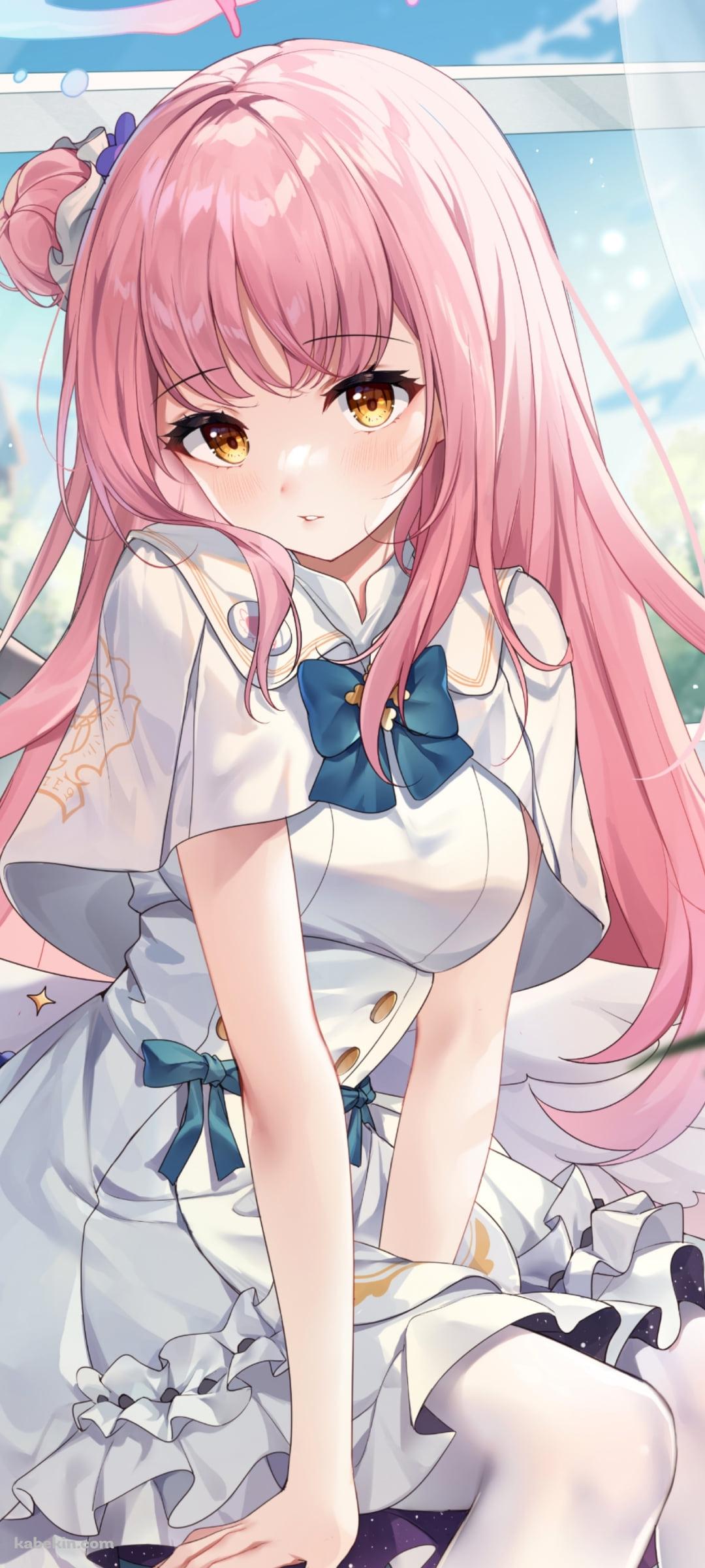 窓際の椅子に座る聖園ミカ / 白いカーテン / ブルアカ / ブルーアーカイブのAndroidの壁紙(1080px x 2400px) スマホ用