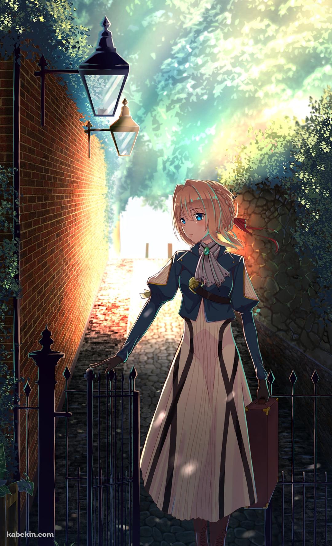 門の前に佇むヴァイオレット・エヴァーガーデンのAndroidの壁紙(1080px x 1776px) スマホ用