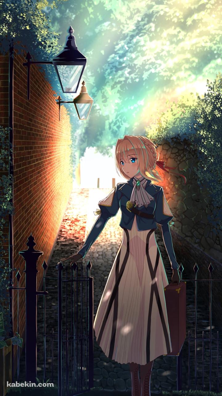 門の前に佇むヴァイオレット・エヴァーガーデンのAndroidの壁紙(720px x 1280px) スマホ用