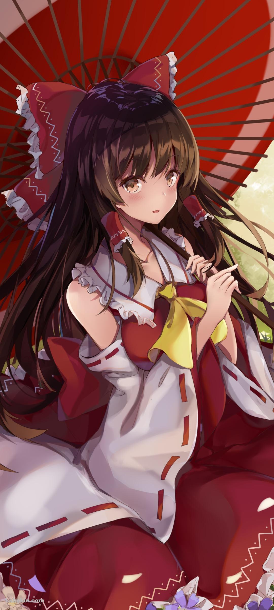 赤い和傘をさし紫の花畑に座る博麗霊夢 / 東方のAndroidの壁紙(1080px x 2400px) スマホ用