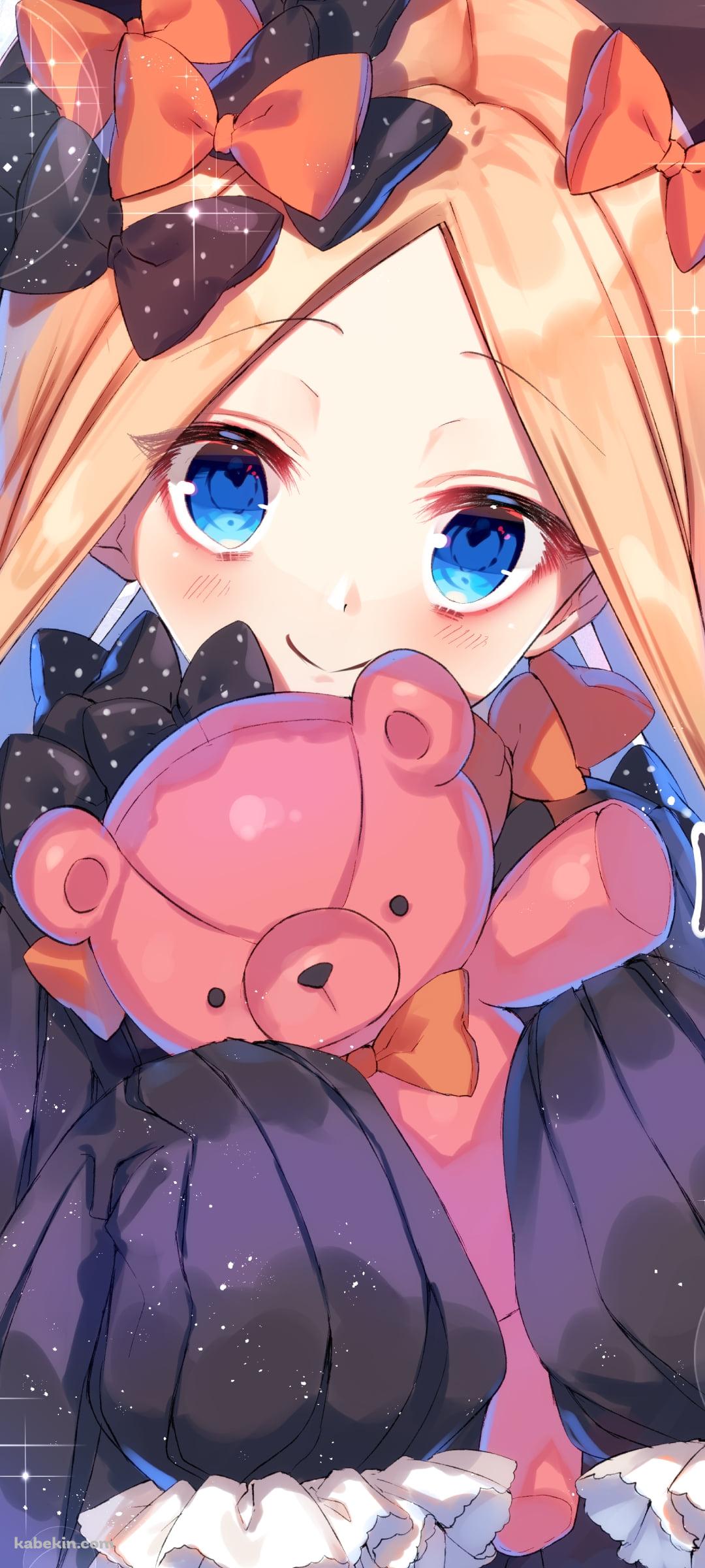 クマのぬいぐるみを持つ可愛いアビゲイル・ウィリアムズ / 青い瞳 / オレンジのリボン / FateのAndroidの壁紙(1080px x 2400px) スマホ用