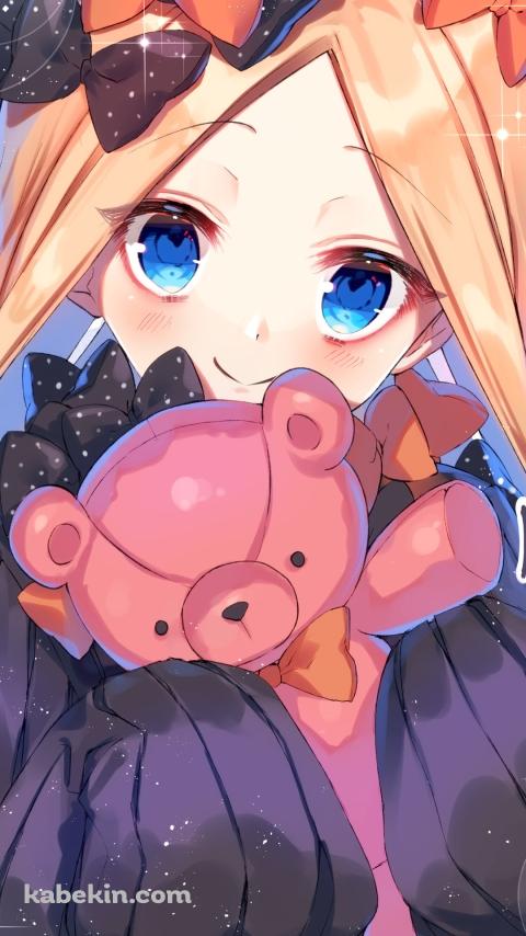 クマのぬいぐるみを持つ可愛いアビゲイル・ウィリアムズ / 青い瞳 / オレンジのリボン / FateのAndroidの壁紙(480px x 854px) スマホ用