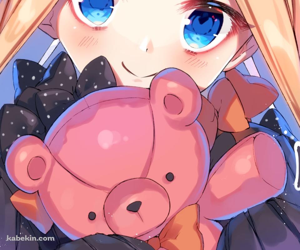 クマのぬいぐるみを持つ可愛いアビゲイル・ウィリアムズ / 青い瞳 / オレンジのリボン / FateのAndroidの壁紙(960px x 800px) スマホ用