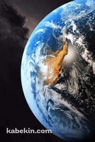 漆黒の宇宙と高精細な地球のAndroidの壁紙(320px x 480px) スマホ用