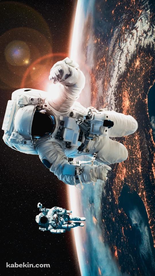 宇宙遊泳する宇宙飛行士 / 地球 / 大気圏のAndroidの壁紙(540px x 960px) スマホ用