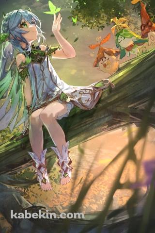 森の中の木の枝に座り緑の光る蝶と戯れるナヒーダ / 原神のAndroidの壁紙(320px x 480px) スマホ用