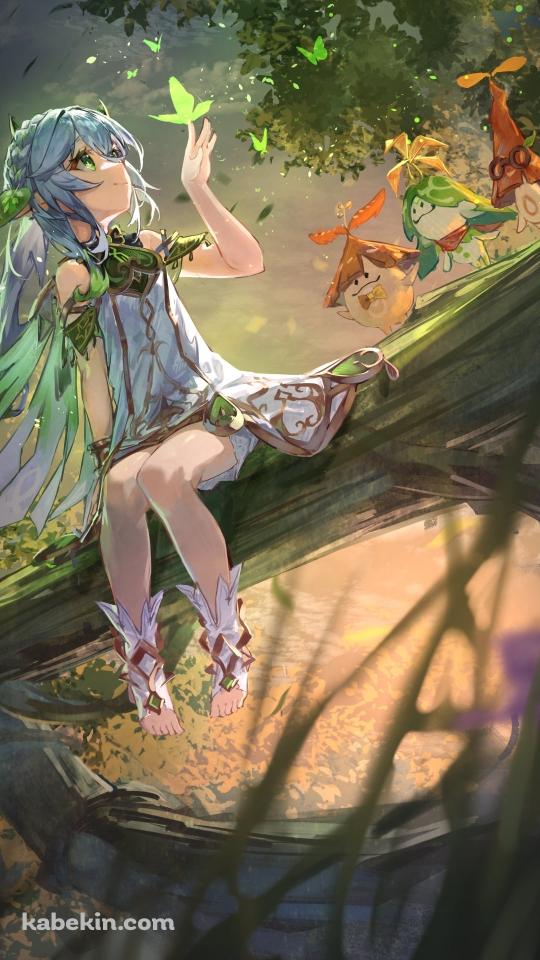 森の中の木の枝に座り緑の光る蝶と戯れるナヒーダ / 原神のAndroidの壁紙(540px x 960px) スマホ用