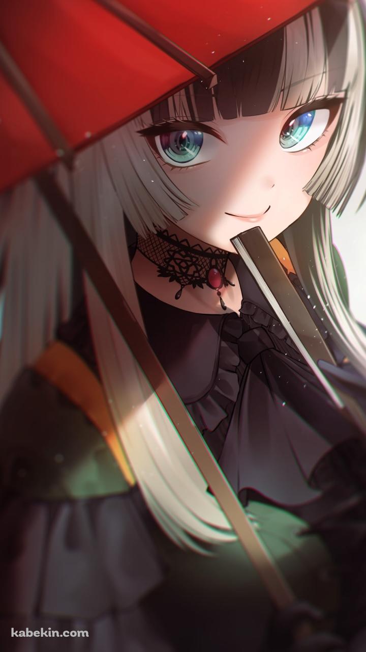 赤い和傘越しに黒い扇子を持ち微笑む儒烏風亭らでん(じゅうふうていらでん) / ホロライブ / バーチャルYouTuber / VtuberのAndroidの壁紙(720px x 1280px) スマホ用