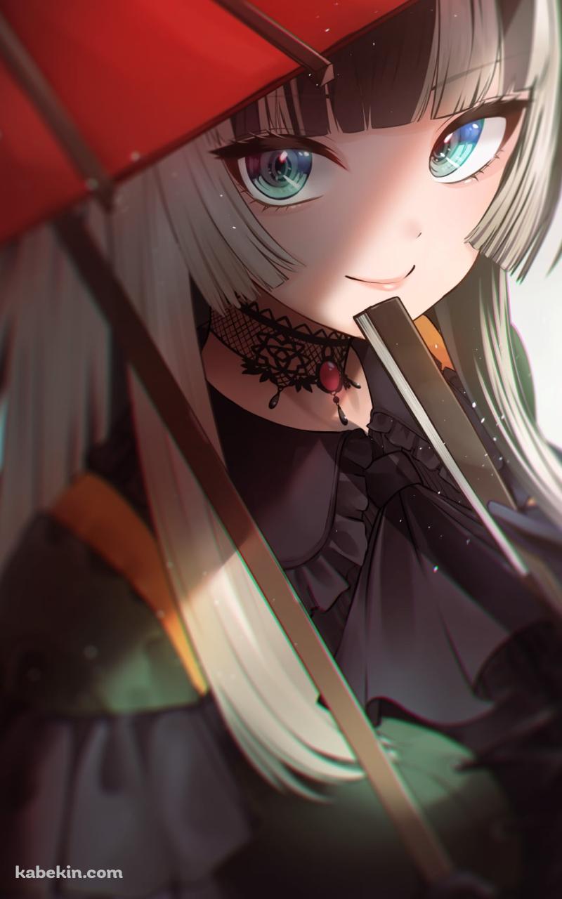 赤い和傘越しに黒い扇子を持ち微笑む儒烏風亭らでん(じゅうふうていらでん) / ホロライブ / バーチャルYouTuber / VtuberのAndroidの壁紙(800px x 1280px) スマホ用