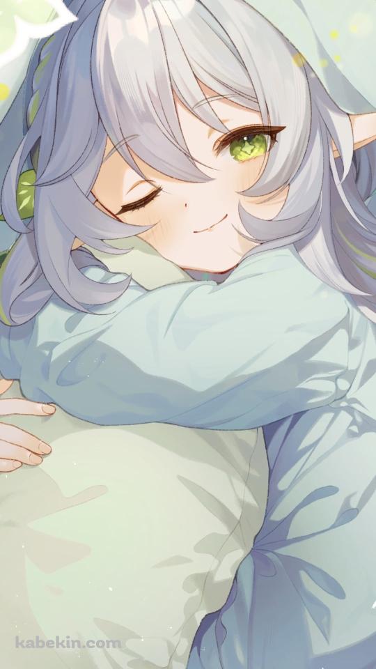 抱き枕を抱いてウィンクするナヒーダ / 原神のAndroidの壁紙(540px x 960px) スマホ用
