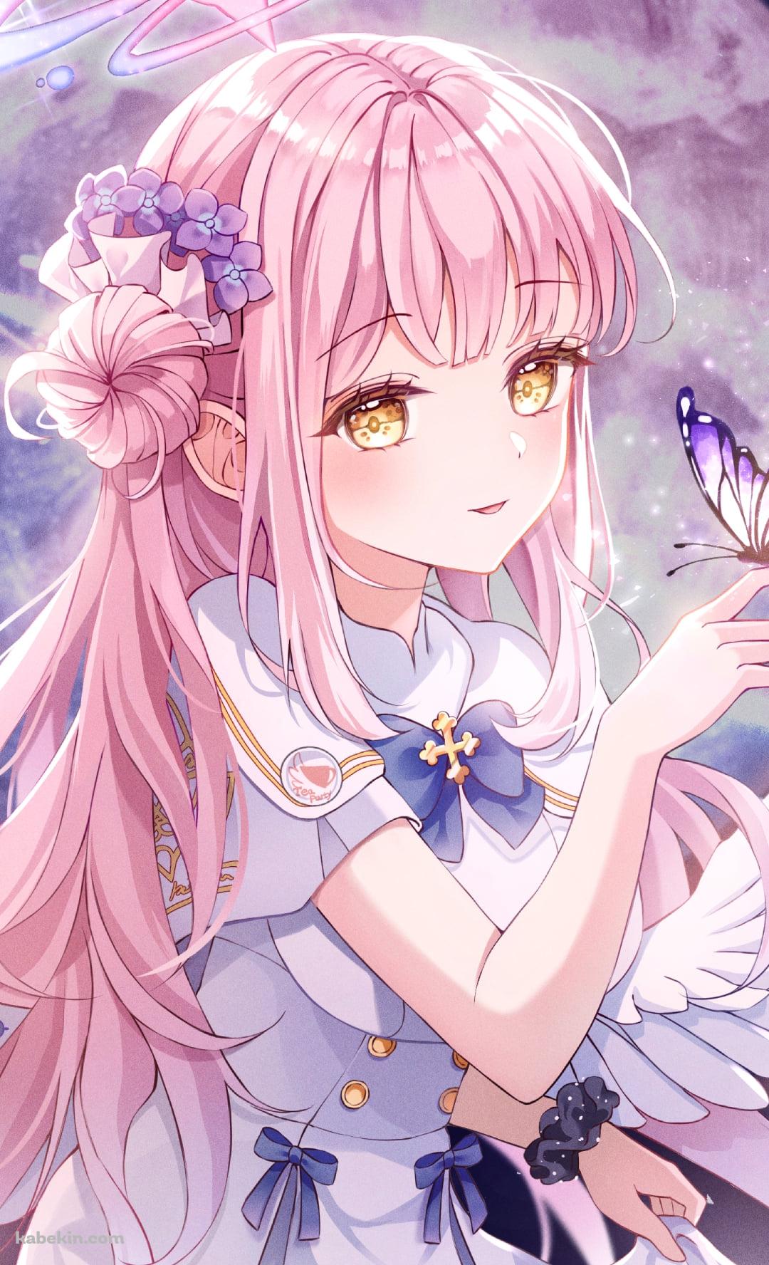 指にとまった紫の蝶を見つめる可愛い聖園ミカ (みそのみか) / ブルアカ / ブルーアーカイブのAndroidの壁紙(1080px x 1776px) スマホ用