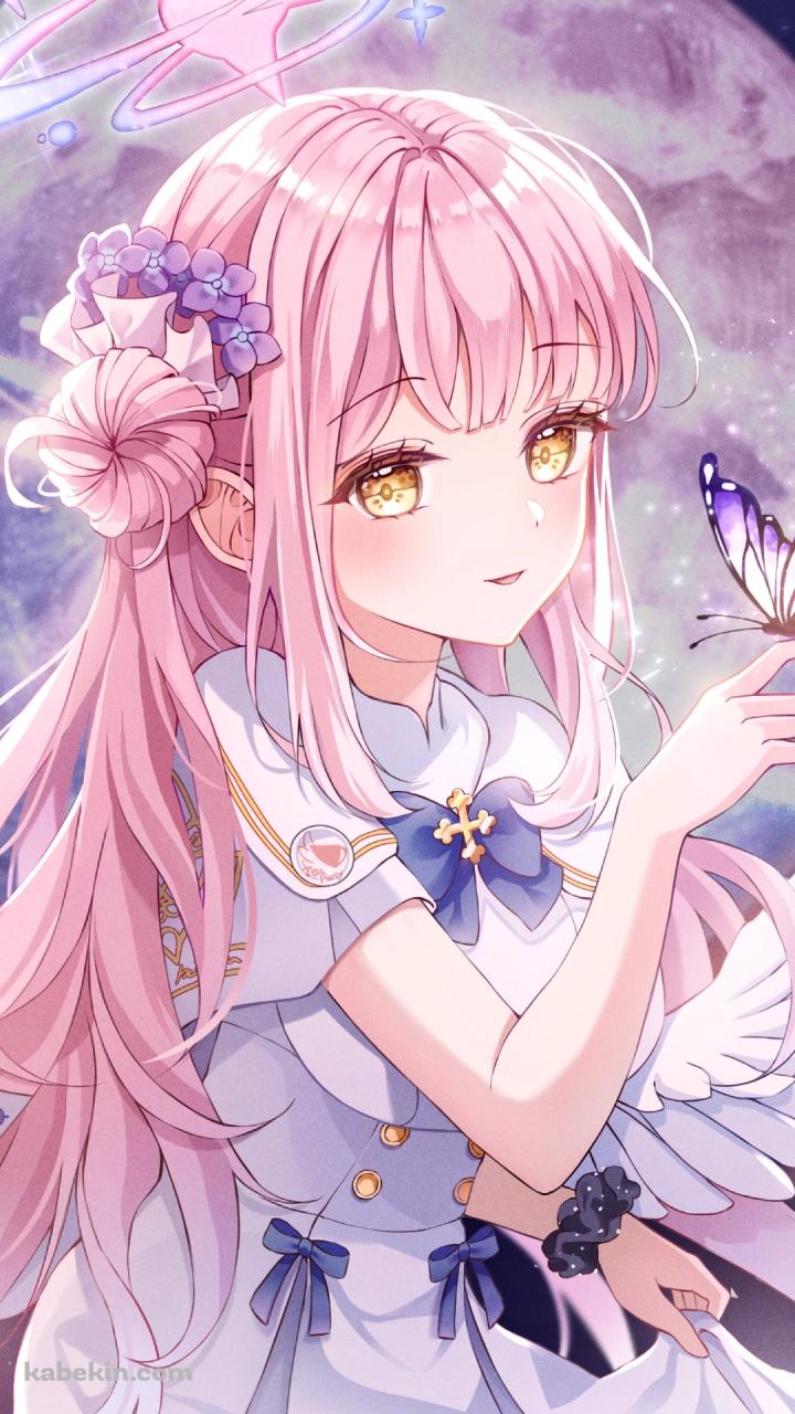 指にとまった紫の蝶を見つめる可愛い聖園ミカ (みそのみか) / ブルアカ / ブルーアーカイブのAndroidの壁紙(720px x 1280px) スマホ用