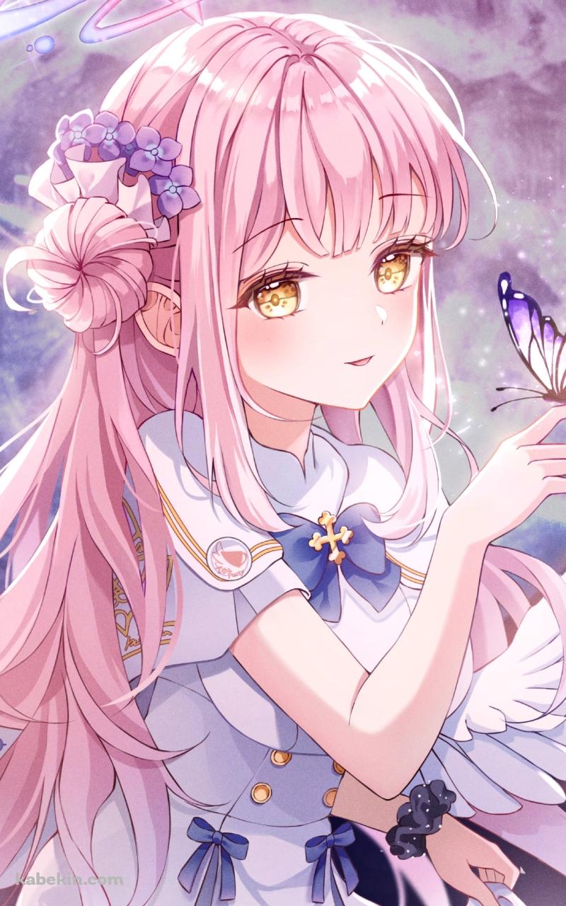 指にとまった紫の蝶を見つめる可愛い聖園ミカ (みそのみか) / ブルアカ / ブルーアーカイブのAndroidの壁紙(800px x 1280px) スマホ用
