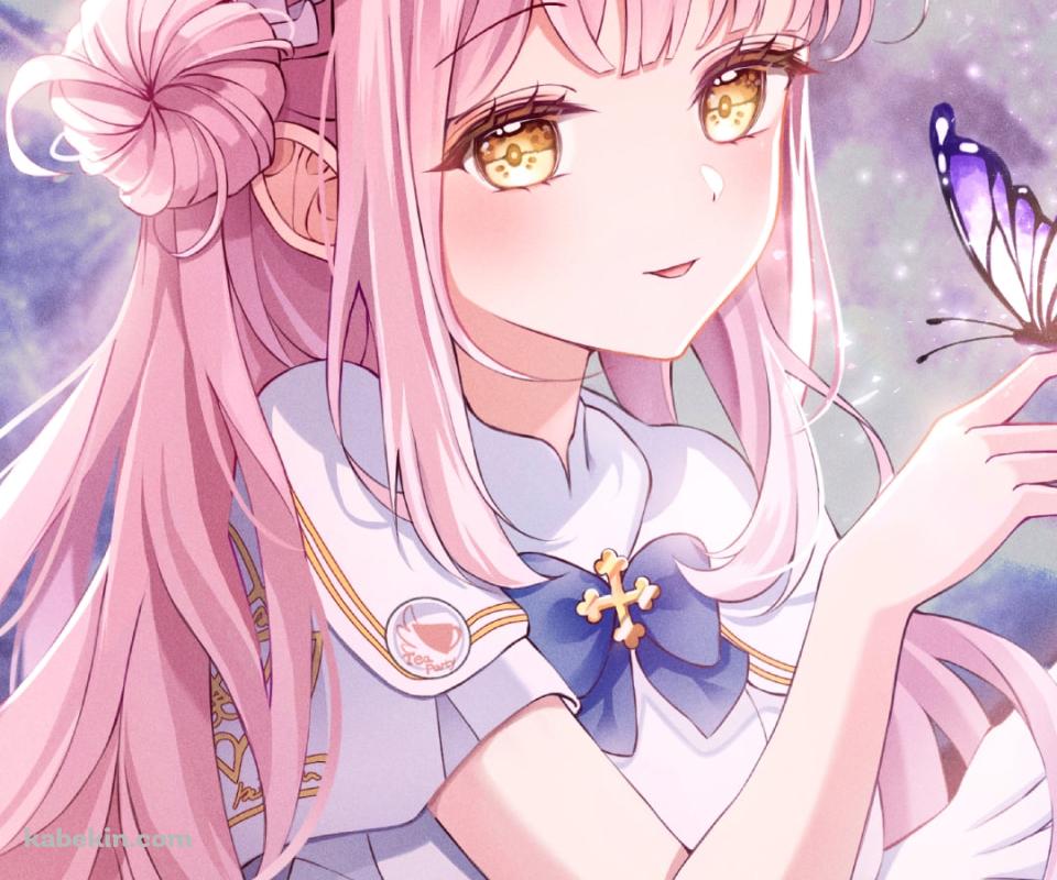 指にとまった紫の蝶を見つめる可愛い聖園ミカ (みそのみか) / ブルアカ / ブルーアーカイブのAndroidの壁紙(960px x 800px) スマホ用