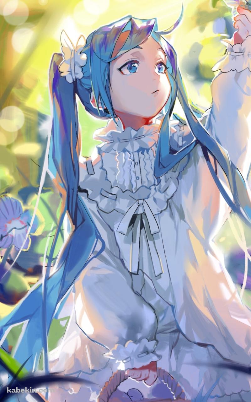 木の籠に青い花を摘むかわいい初音ミク / ボカロ / ボーカロイドのAndroidの壁紙(800px x 1280px) スマホ用
