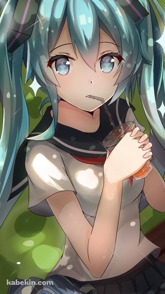 ベンチに座ってオレンジジュースを飲む初音ミク / ボカロ / ボーカロイドのAndroidの壁紙(540px x 960px) スマホ用