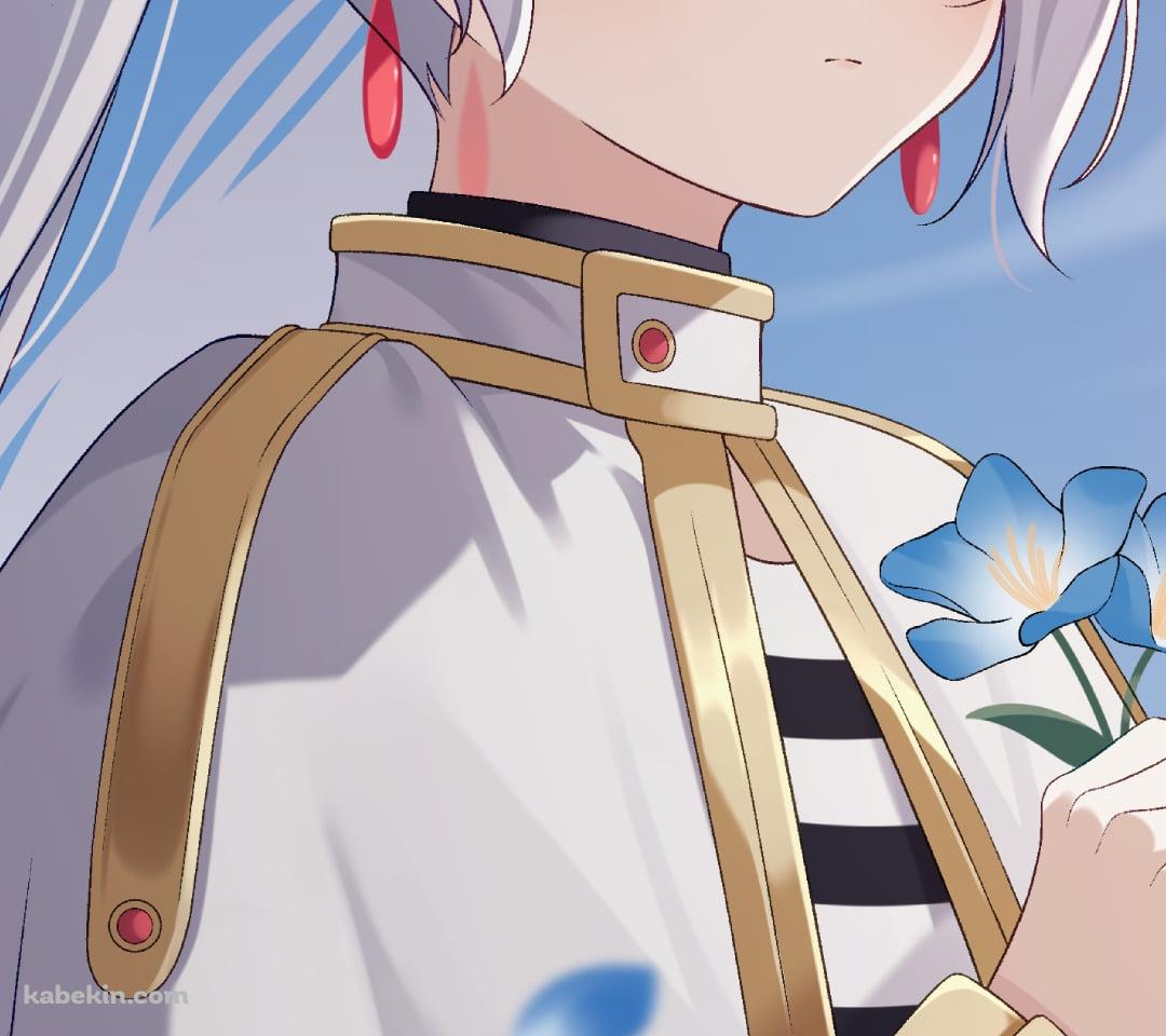 青い花を持ちこちらを見つめるフリーレン / 葬送のフリーレンのAndroidの壁紙(1080px x 960px) スマホ用