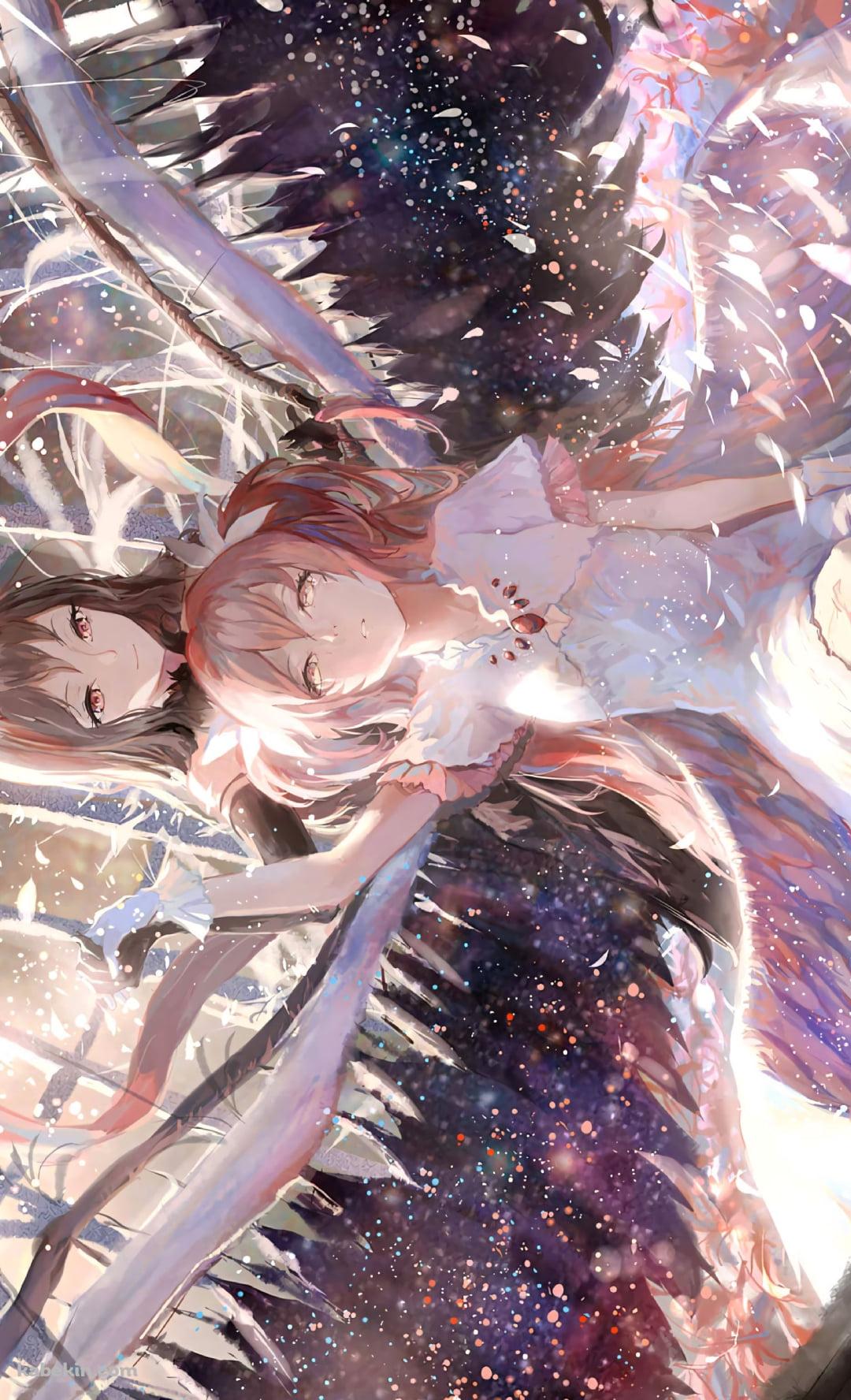ピンクの羽が舞う中、手を取り合う鹿目まどかと暁美ほむら / アルティメットまどかと悪魔ほむら / 魔法少女まどか☆マギカのAndroidの壁紙(1080px x 1776px) スマホ用