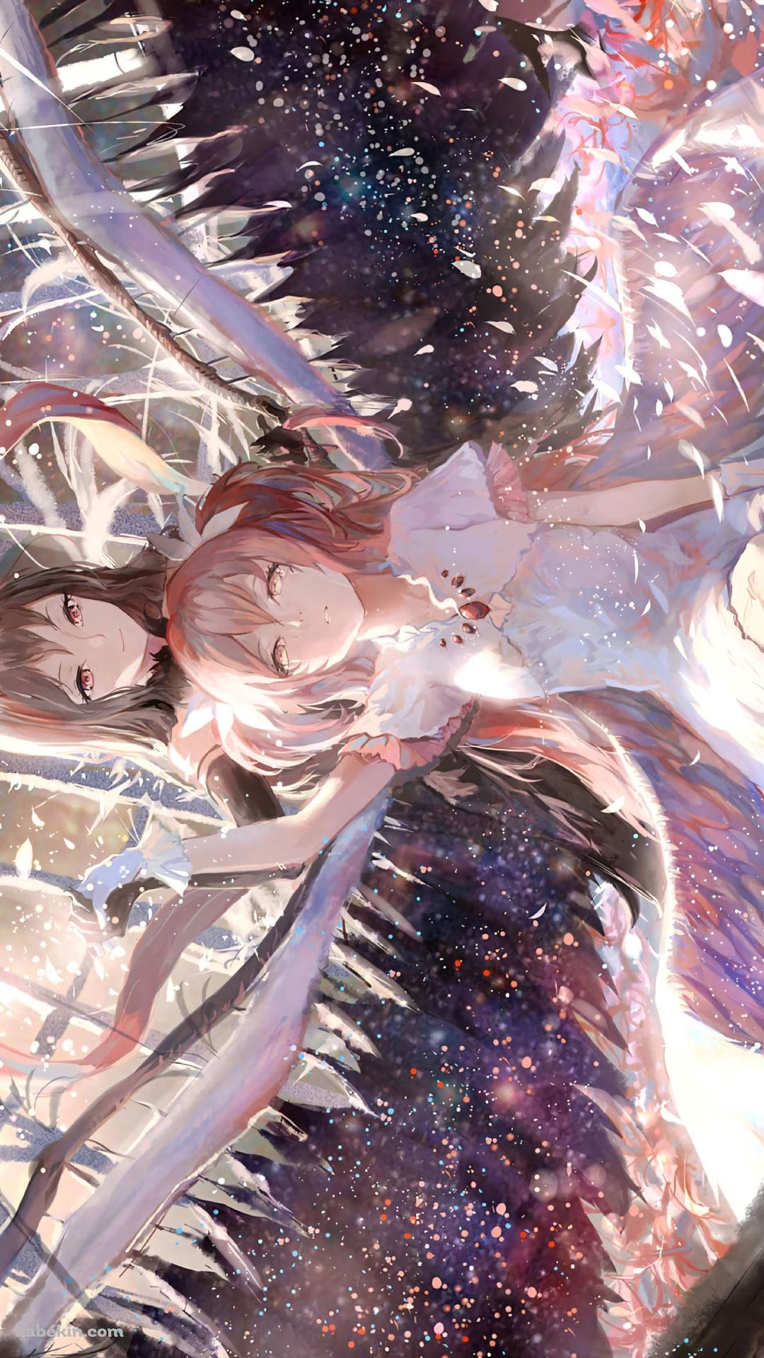 ピンクの羽が舞う中、手を取り合う鹿目まどかと暁美ほむら / アルティメットまどかと悪魔ほむら / 魔法少女まどか☆マギカのAndroidの壁紙(1080px x 1920px) スマホ用