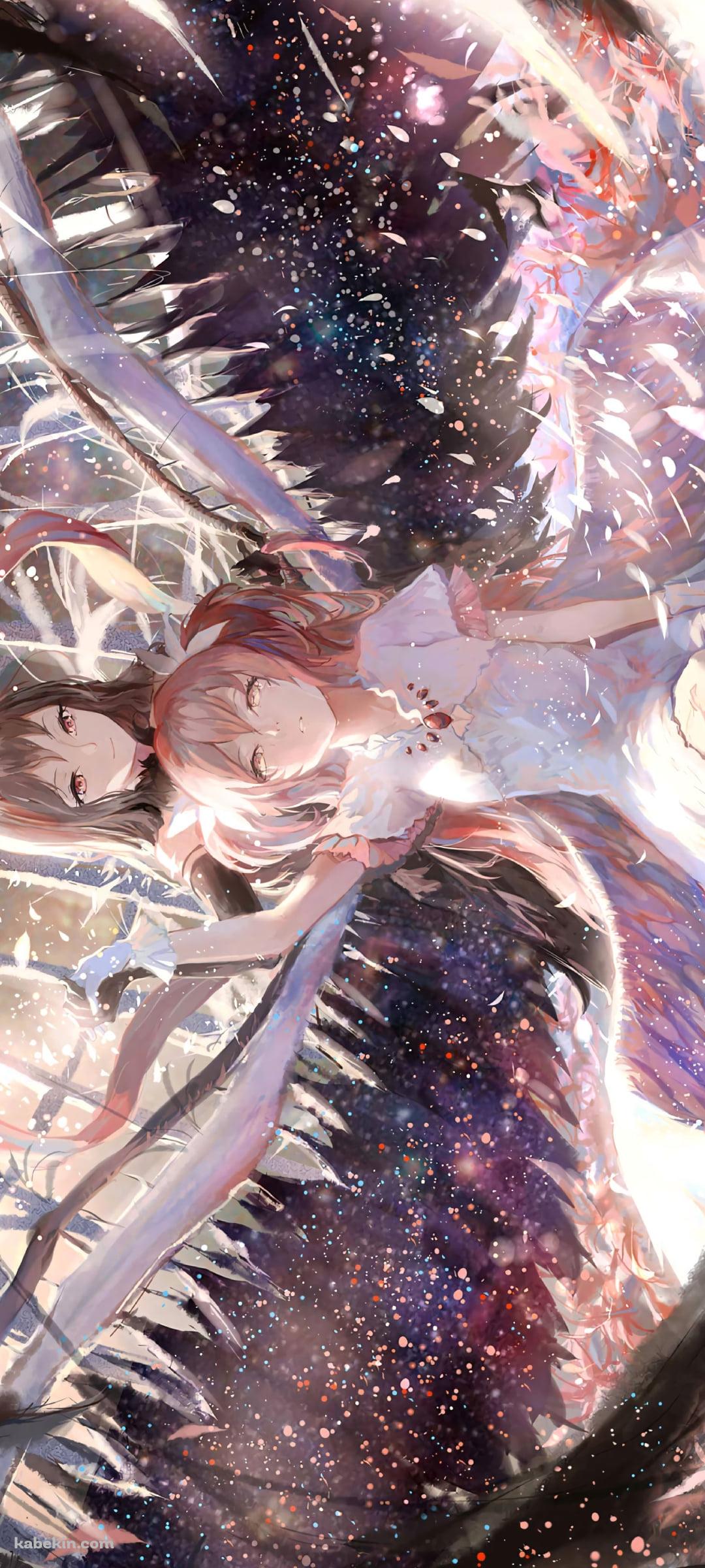 ピンクの羽が舞う中、手を取り合う鹿目まどかと暁美ほむら / アルティメットまどかと悪魔ほむら / 魔法少女まどか☆マギカのAndroidの壁紙(1080px x 2400px) スマホ用