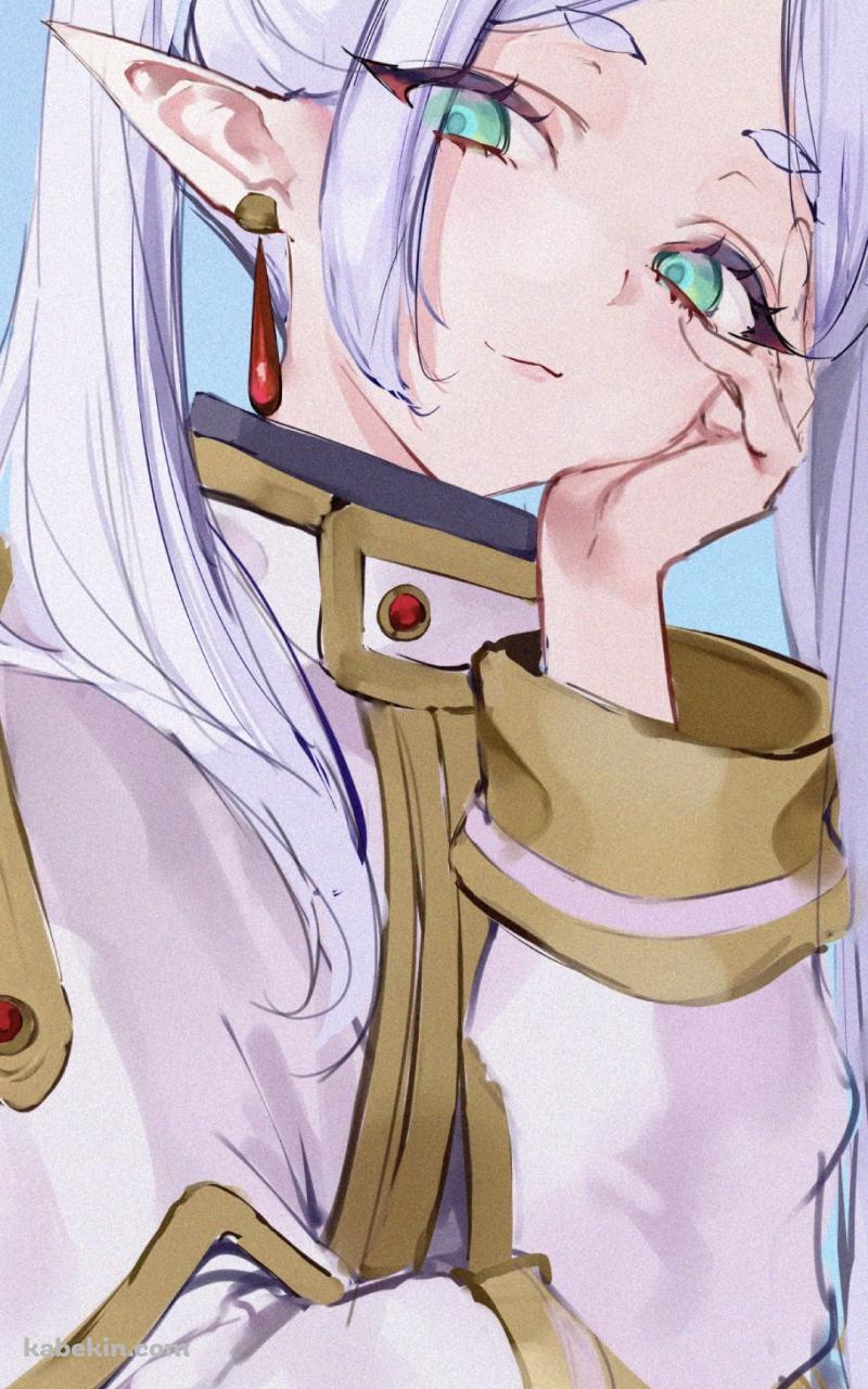顎に手をあて冷ややかな視線を送るフリーレン / 葬送のフリーレンのAndroidの壁紙(800px x 1280px) スマホ用