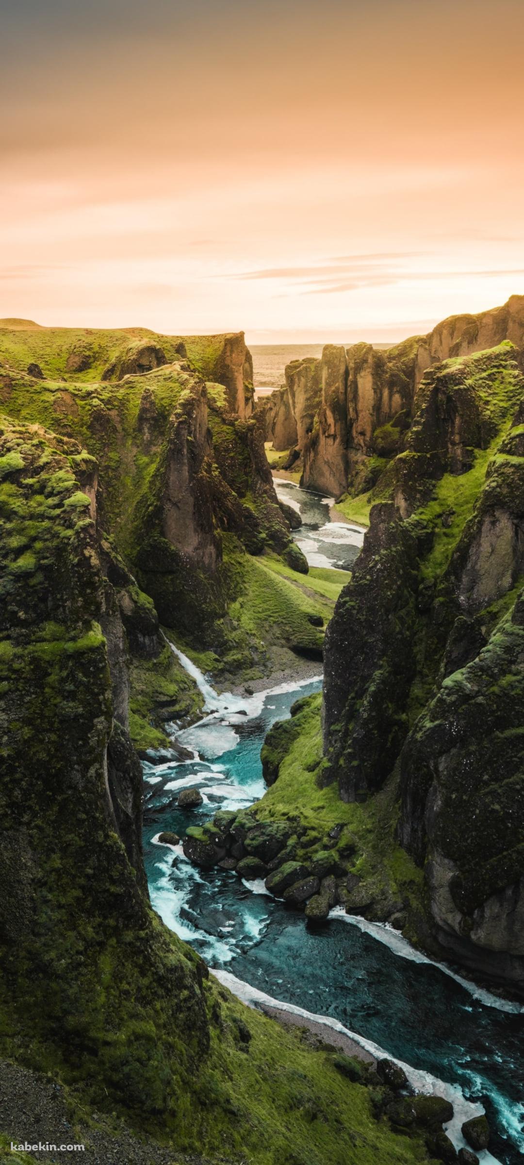 夕焼けと峡谷を流れる川 / 絶景のAndroidの壁紙(1080px x 2400px) スマホ用