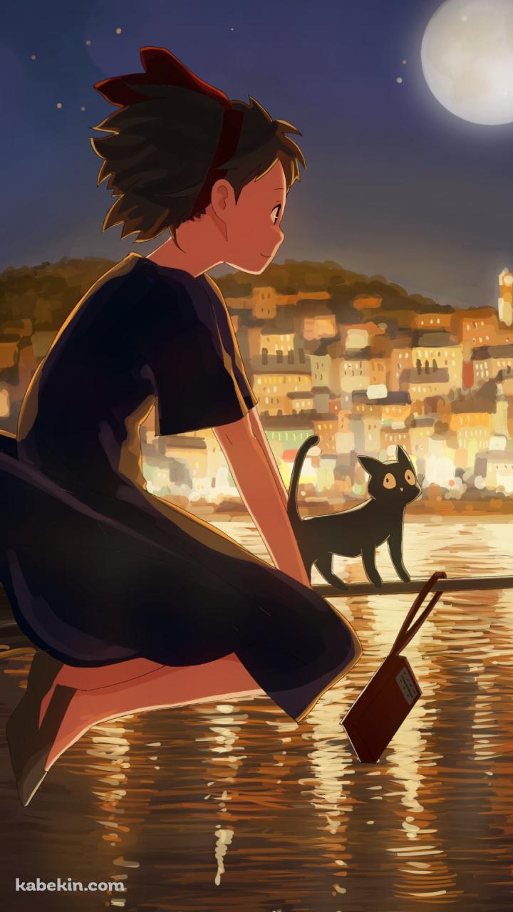 満月の夜、海の上をホウキに乗って飛ぶキキとジジ / 魔女の宅急便のAndroidの壁紙(720px x 1280px) スマホ用