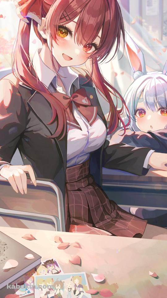 微笑む宝鐘マリンと机にうつ伏せになる兎田ぺこら / 可愛い / 桜の花びら / 学校 / ホロライブ / バーチャルYouTuber / VtuberのAndroidの壁紙(540px x 960px) スマホ用