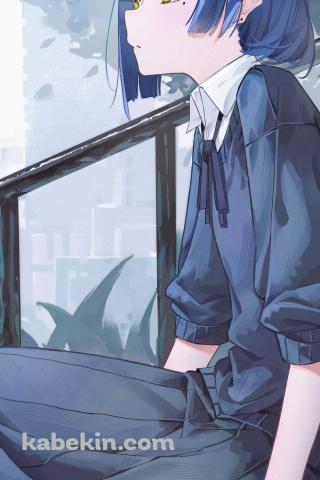 階段に座っている山田リョウ / ぼっち・ざ・ろっく!のAndroidの壁紙(320px x 480px) スマホ用