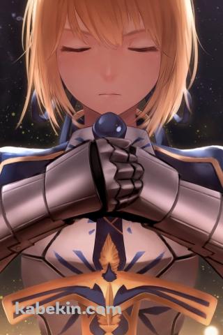 両手に剣を持ち目をつぶるセイバー / アルトリア・ペンドラゴン / Fate / フェイト/ステイナイトのAndroidの壁紙(320px x 480px) スマホ用