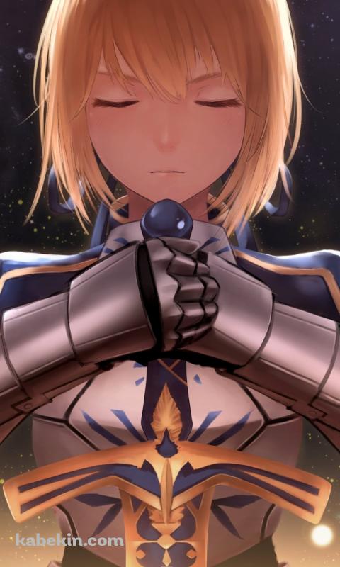 両手に剣を持ち目をつぶるセイバー / アルトリア・ペンドラゴン / Fate / フェイト/ステイナイトのAndroidの壁紙(480px x 800px) スマホ用