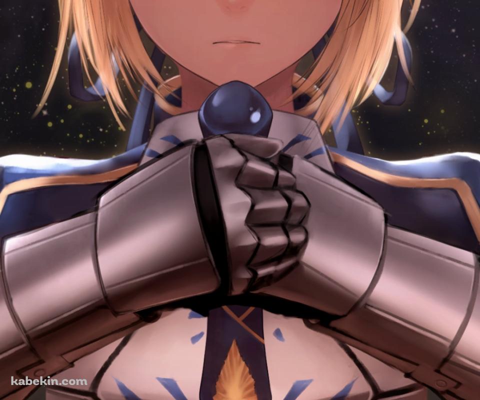 両手に剣を持ち目をつぶるセイバー / アルトリア・ペンドラゴン / Fate / フェイト/ステイナイトのAndroidの壁紙(960px x 800px) スマホ用