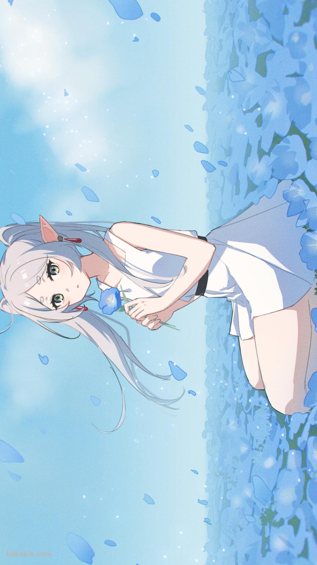 青い花を摘みこちらを見つめる可愛いフリーレン / 葬送のフリーレンのAndroidの壁紙(1080px x 1920px) スマホ用