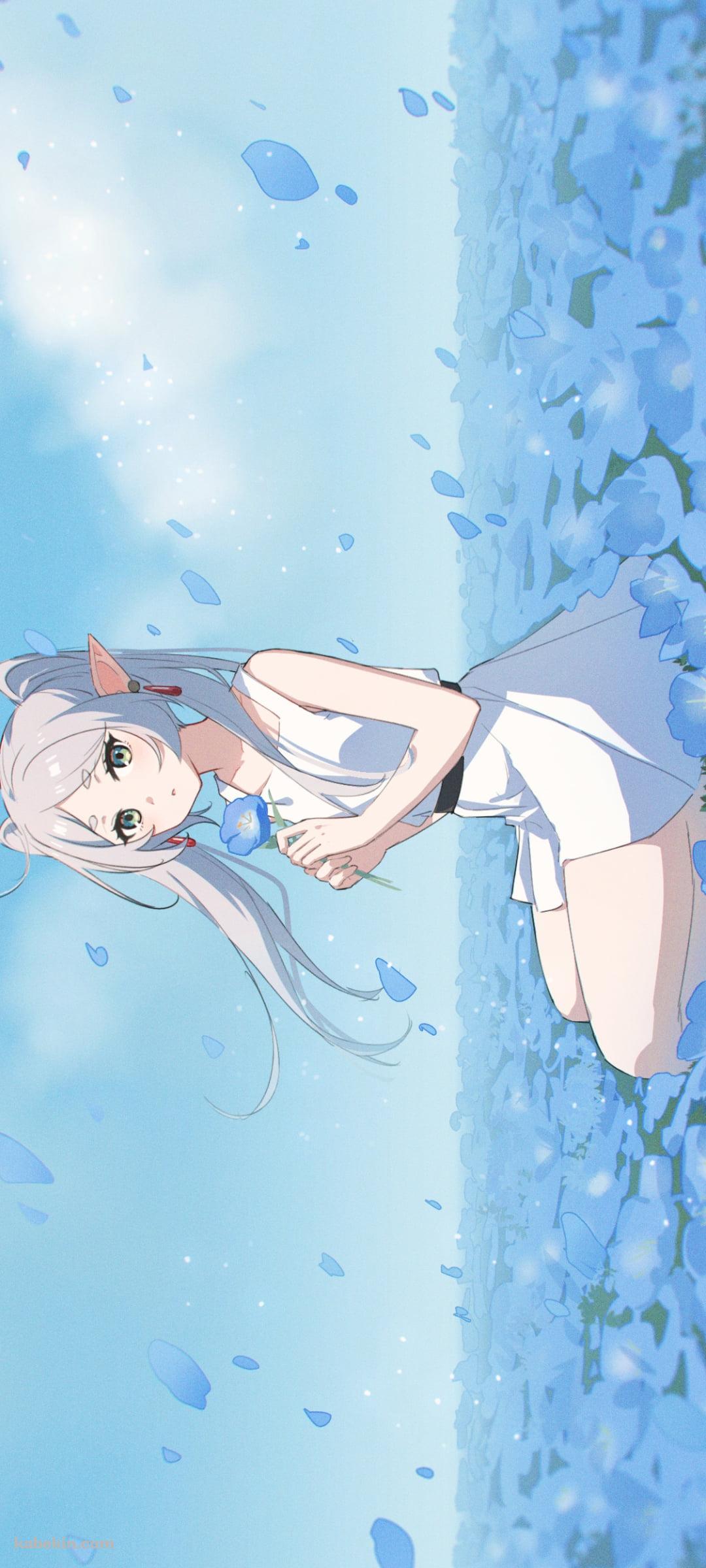 青い花を摘みこちらを見つめる可愛いフリーレン / 葬送のフリーレンのAndroidの壁紙(1080px x 2400px) スマホ用