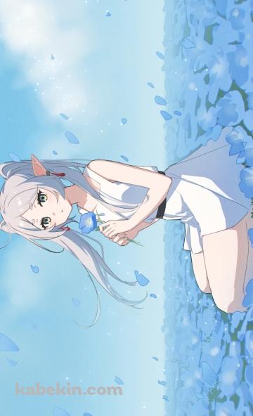 青い花を摘みこちらを見つめる可愛いフリーレン / 葬送のフリーレンのAndroidの壁紙(360px x 592px) スマホ用