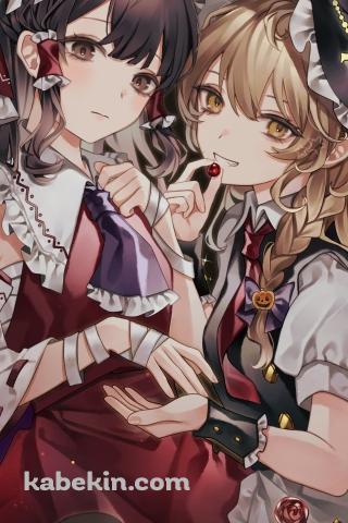 寄り添う博麗霊夢と霧雨魔理沙 / ハロウィン / カボチャ / 薔薇 / 東方のAndroidの壁紙(320px x 480px) スマホ用