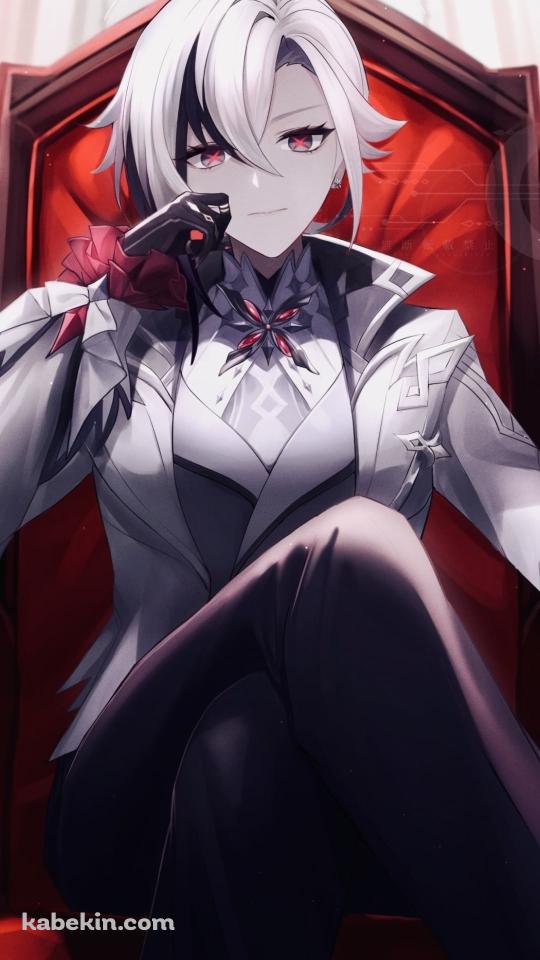 赤い立派な椅子に座り頬杖をつくアルレッキーノ / 原神のAndroidの壁紙(540px x 960px) スマホ用