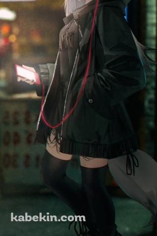 街中で赤いスマホとヘッドフォンで音楽を聴くフロストリーフ / アークナイツのAndroidの壁紙(320px x 480px) スマホ用