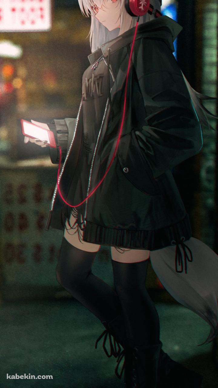 街中で赤いスマホとヘッドフォンで音楽を聴くフロストリーフ / アークナイツのAndroidの壁紙(720px x 1280px) スマホ用