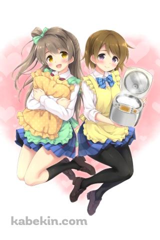 枕を抱く南ことりと炊飯器を持つ小泉花陽 / ラブライブ!のAndroidの壁紙(320px x 480px) スマホ用