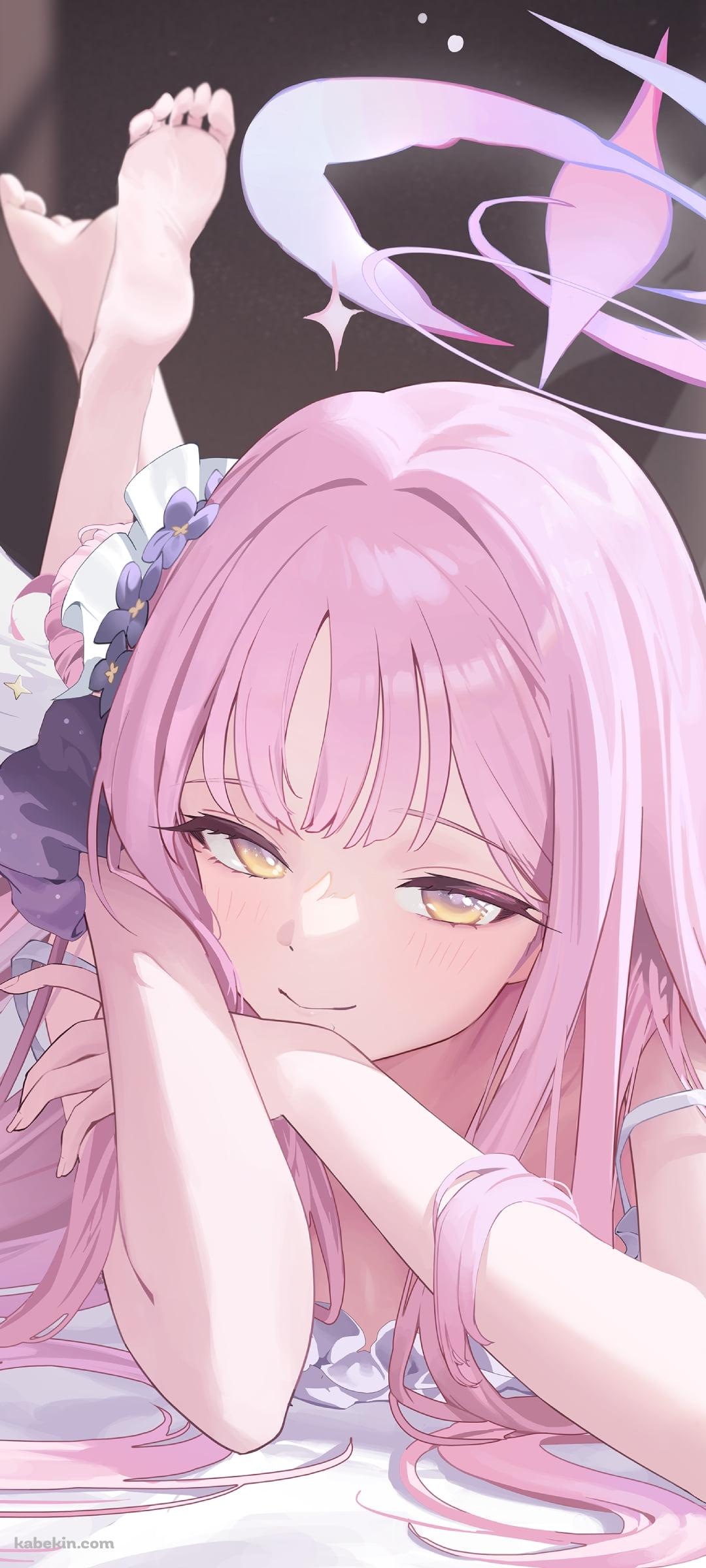 寝そべり微笑む聖園ミカ / ブルアカ / ブルーアーカイブのAndroidの壁紙(1080px x 2400px) スマホ用