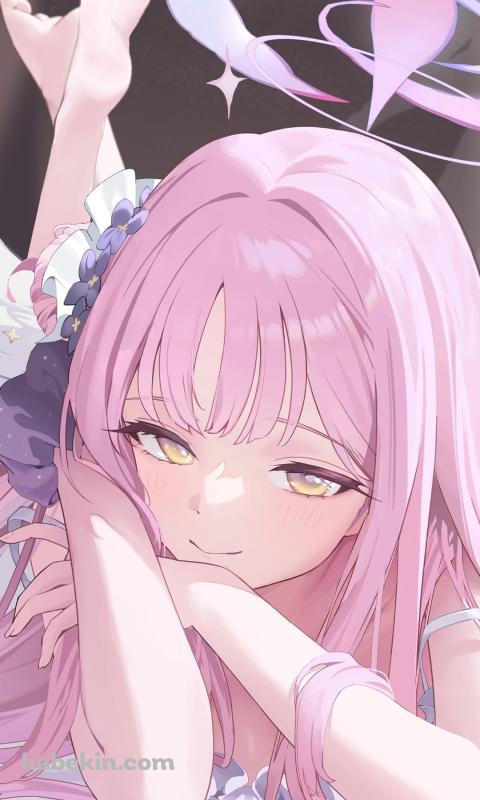 寝そべり微笑む聖園ミカ / ブルアカ / ブルーアーカイブのAndroidの壁紙(480px x 800px) スマホ用