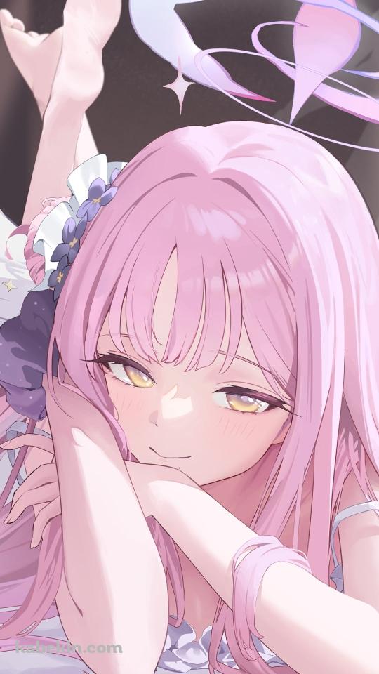 寝そべり微笑む聖園ミカ / ブルアカ / ブルーアーカイブのAndroidの壁紙(540px x 960px) スマホ用