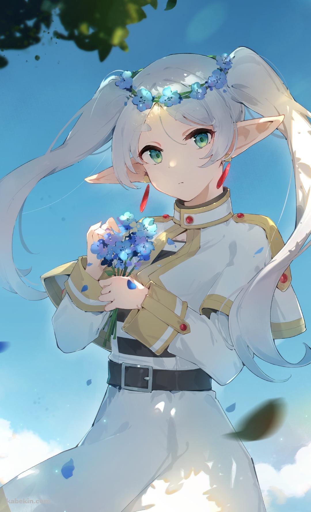 青い花を摘むフリーレン / 緑の瞳 / ツインテール / 葬送のフリーレンのAndroidの壁紙(1080px x 1776px) スマホ用