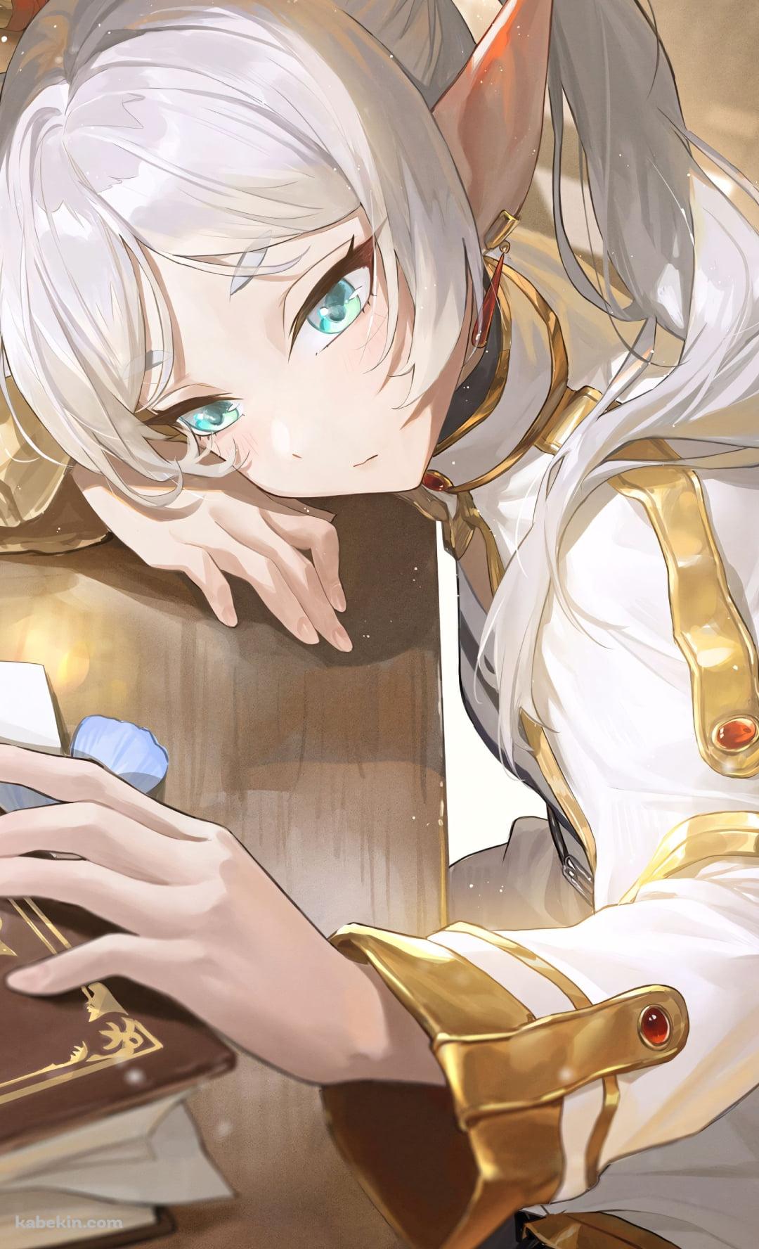 テーブルにうつ伏せになり本に触るフリーレン / 葬送のフリーレンのAndroidの壁紙(1080px x 1776px) スマホ用