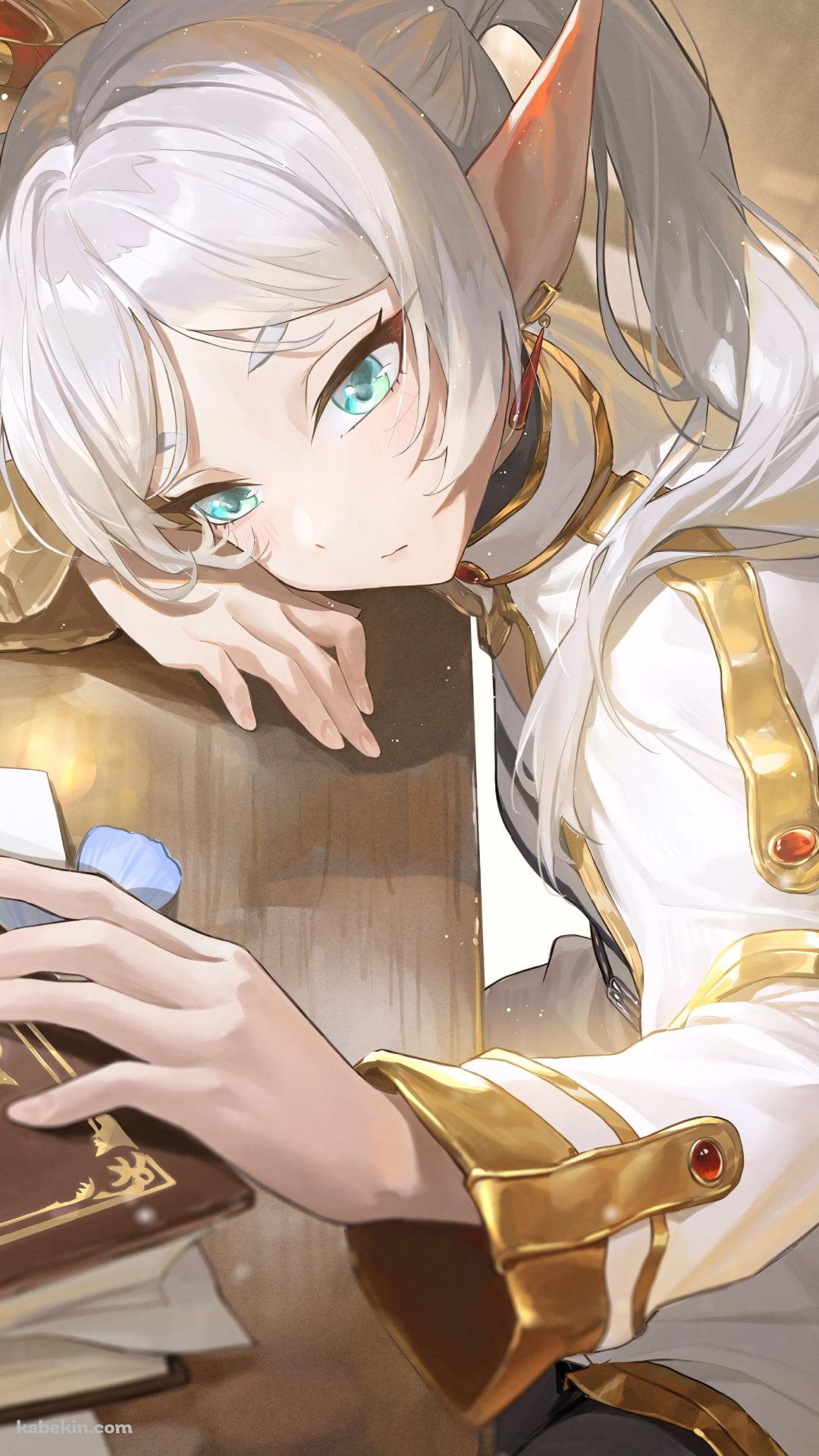 テーブルにうつ伏せになり本に触るフリーレン / 葬送のフリーレンのAndroidの壁紙(1080px x 1920px) スマホ用