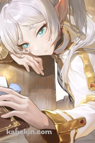 テーブルにうつ伏せになり本に触るフリーレン / 葬送のフリーレンのAndroidの壁紙(320px x 480px) スマホ用