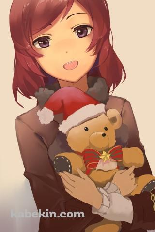 サンタクロースの帽子をかぶった熊のぬいぐるみを抱いた西木野真姫 / ラブライブ!のAndroidの壁紙(320px x 480px) スマホ用